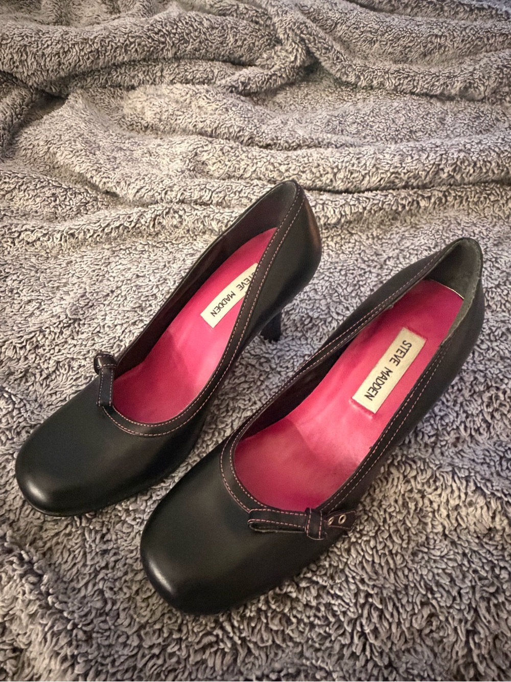 Steve Madden Black Leather Mid-Kitten Heel Pumps with Pink Lining